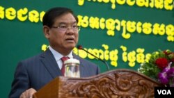 រូបឯកសារ៖ លោក ​ស​ ខេង រដ្ឋមន្រ្តី​នៃ​ក្រសួង​មហាផ្ទៃ​ ថ្លែង​ទៅកាន់​​មន្រ្តី​ប៉ូលិស ​និង​អភិបាល​ខេត្ត​នានា​ក្នុង​ការ​ប្រជុំ​របាយការណ៍​បូកសរុបចំនួន​​ជន​​​អន្តោប្រវេសន៍​នៅ​ថ្ងៃ​ទី​១៩ សីហា ឆ្នាំ​២០១៦ នៅ​រាជធានី​ភ្នំពេញ។​ (VOA) 