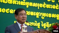 រូបឯកសារ៖ លោក​ស​ ខេង រដ្ឋមន្រ្តី​នៃ​ក្រសួង​មហាផ្ទៃ​ ថ្លែង​ទៅមន្រ្តី​ប៉ូលិស​និង​អភិបាល​នានា​ក្នុង​ការ​ប្រជុំ​នៃ​របាយការណ៍​បូកសរុបចំនួន​​ជន​​​អន្តោប្រវេសន៍​ នៅ​ថ្ងៃ​សុក្រ​ ទី​១៩ សីហា ឆ្នាំ​២០១៦ នៅ​រាជធានីភ្នំពេញ។​ (ឡេង ឡែន/វីអូអេ) 