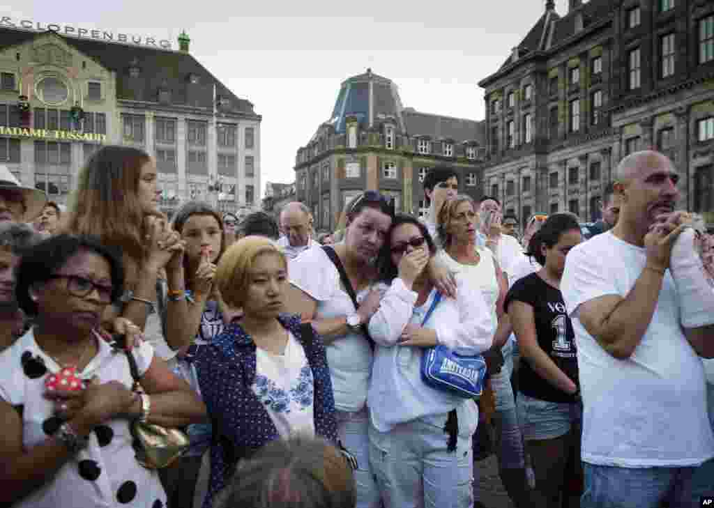 People attend a silent remembrance for the victims in the downing of Malaysia Airlines Flight MH17, in Amsterdam, July 23, 2014.