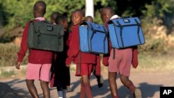 Estudantes zimbabueanos à caminho da escola