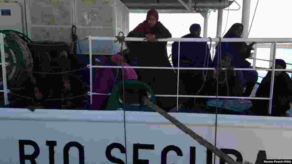 Des Somaliennes attendent de débarquer du navire espagnol qui les a sauvées en mer Méditerranée, Pozzallo, Sicile, 7 octobre 2015 (Nicolas Pinault/VOA). 