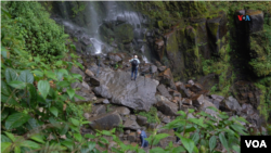 Una persona observa la caída de la cascada La Chorrera. Foto: Javier Hernández, VOA.