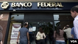 Chávez dijo que el Banco Federal fue expropiado a causa de irregularidades financieras.