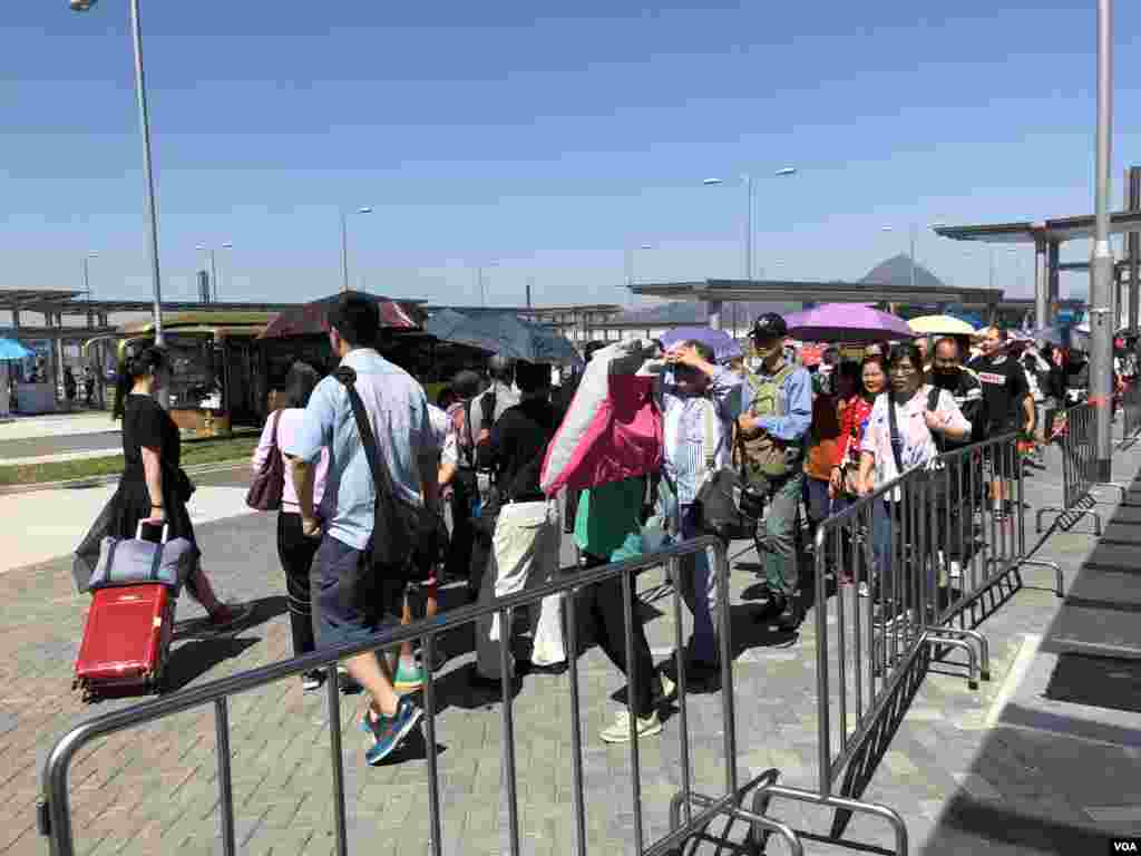 大批旅客在港珠澳大橋香港口岸排隊搭”金巴”。(美國之音湯惠芸拍攝)