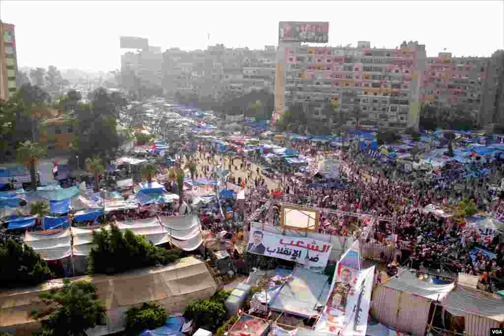 The area around the Rabaa Adiweya mosque has been packed with Muslim Brotherhood supporters sleeping in tents for over a month. Families bring children to protect them from the police forcibly dismantling the sit-in. (H. Elrasam for VOA)
