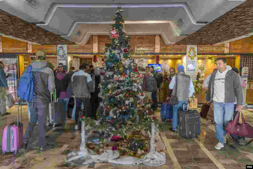 Travelers fill the lobby of one of Luxor’s hotels. The city is a hotspot for domestic and international tourists. (Hamada Elrasam/VOA)
