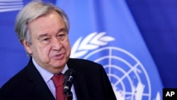 Sekjen PBB Antonio Guterres memberikan pernyataan di samping Presiden Komisi Eropa Ursula von der Leyen sebelum pertemuan mereka di markas Komisi Eropa di Brussels, Rabu, 23 Juni 2021. (Foto: AP)