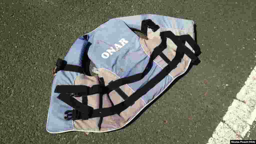 Un gilet de sauvetage au mémorial de Pozzallo. Ce site rend hommage aux victimes qui sont mortes en tentant de rejoindre l'Europe en traversant la Méditerranée sur des embarcations de fortunes, Sicile, 7 octobre 2015 (Nicolas Pinault/VOA). 