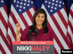 Nikki Haley, candidata presidencial republicana y exembajadora de Estados Unidos ante las Naciones Unidas, habla con la multitud en una fiesta nocturna de caucuses en West Des Moines, Iowa, EEUU, el 15 de enero de 2024. REUTERS/Jeenah Moon