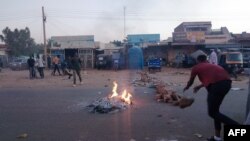 Para pengunjuk rasa memasang barikade di sebuah jalan di Khartoum, Ibu Kota Sudan, Sabtu, 20 November 2021. (Foto: AFP)