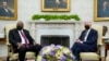 Le président Joe Biden, à droite, rencontre le président kenyan Uhuru Kenyatta, à gauche, dans le bureau ovale de la Maison Blanche à Washington, le 14 octobre 2021.