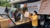 Bantuan sosial dikirimkan ke luar kota Surabaya untuk warga miskin yang terdampak ekonominya karena corona. (Foto: VOA/Petrus Riski)