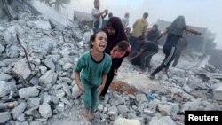 Seorang anak Palestina menangis pasca serangan udara Israel menghancurkan sekolah PBB yang menampung pengungsi Palestina di Khan Younis, Jalur Gaza selatan, 3 Juli 2024. 
