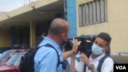 Agente policial de civil arremete contra camarógrafo de noticiero de Telecorporación Salvadoreña (TCS) fuera de perímetro de seguridad establecido durante cobertura en escena de crimen en San Salvador.. (Foto cortesía Diario El Mundo)