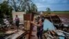 ARCHIVO - Varias personas recuperan pertenencias de su casa, destruida por el huracán Rafael, en Alquizar, Cuba, el 7 de noviembre de 2024. 