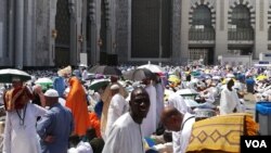 Les pèlerins sur l’esplanade de la mosquée pour accomplir la prière de vendredi, à la Mecque, Arabie saoudite, 8 septembre 2017. (VOA/Siriki Barro)