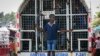 Un niño viaja de pie en la parte trasera de un camión que contiene a haitianos detenidos por las autoridades migratorias dominicanas, el viernes 17 de mayo de 2024, en Dajabón, República Dominicana.