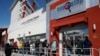 Les gens font la queue pour obtenir de l'aide en matière d'allocations de chômage au guichet unique du One-Stop Career Center à Las Vegas (Nevada), le 17 mars 2020. (Photo: AP) 