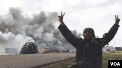 Combatientes de la oposición celebran los ataques aéreos de las fuerzas internacionales para efectivizar la zona de exclusión de vuelos.