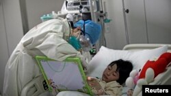  Seorang anak terinfeksi virus flu burung H7N9tengah dirawat di rumah sakit Ditan di Beijing (Foto: dok). Seorang perempuan di provinsi Guangdong, China bagian selatan baru-baru ini dinyatakan positif menginap virus H7N9.