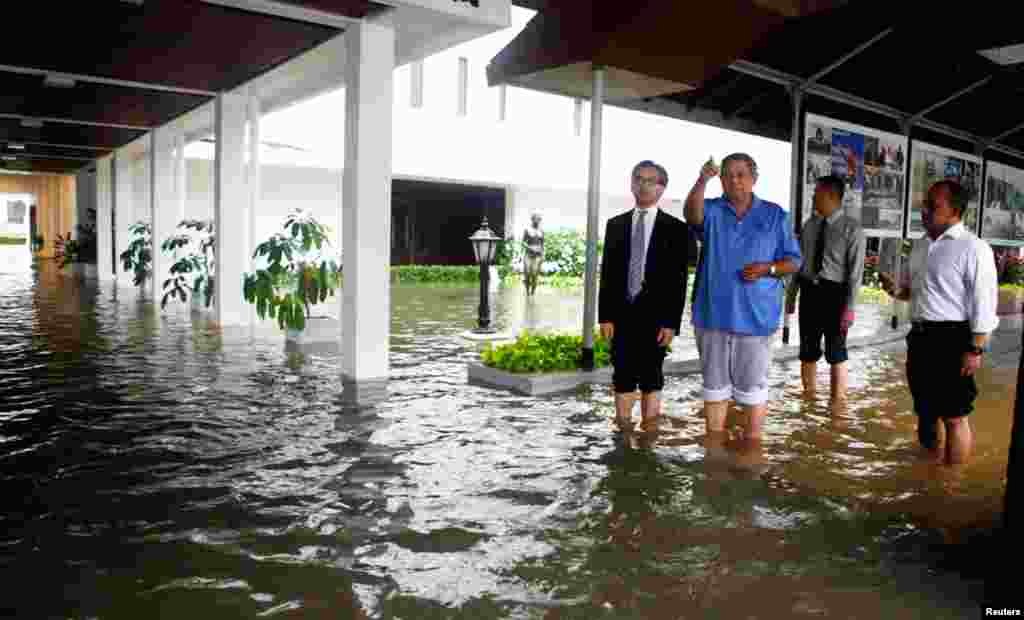 Indonesian President Susilo Bambang Yodhoyono inspects a flooded presidential palace compound in Jakarta, January 17, 2013.