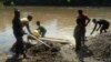 A Shabunda, les enfants travaillent dans les mines le long de la rivière Ulindi, en RDC, le 23 mars 2017. (VOA/Ernest Muhero)