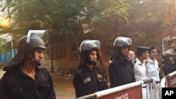 Des policiers devant une morgue au Caire, le 31 octobre 2015. 