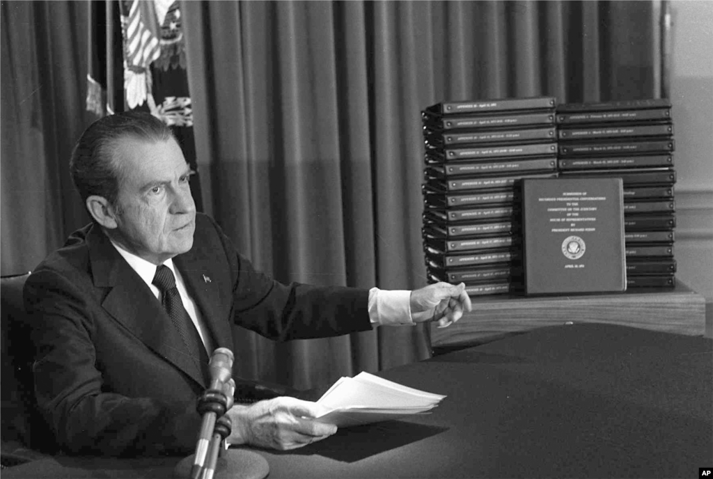 Prezident Richard Nikson Demokratik partiya haqida maxfiy ravishda yig'ilgan ma'lumotlarni tergovchilarga topshirmoqda, 29-aprel, 1974