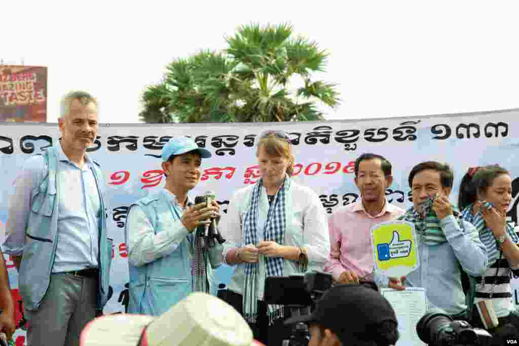  អ្នកស្រី រ៉ូណា ស្មីត អ្នករាយការណ៍ពិសេសរបស់អង្គការសហប្រជាជាតិទទួលបន្ទុកសិទ្ធិមនុស្សនៅកម្ពុជា បានចូលរួមនិងថ្លែងក្នុងការប្រមូលផ្តុំគ្នារបស់អង្គការសង្គមស៊ីវិលអំឡុងទិវាពលកម្មអន្តរជាតិលើកទី១៣៣ នៅទីលានប្រជាធិបតេយ្យកាលពីព្រឹកថ្ងៃទី០១ ខែឧសភា ឆ្នាំ២០១៩។(ទុំ ម្លិះ/VOA)