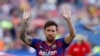 Leo Messi saluda a la afición culé durante un encuentro entre el FC Barcelona y el Arsenal durante el Trofeo Joan Gamper, el 4 de agosto de 2019.