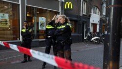 Policijski kordon na ulici gde je pucano u novinara Petera de Vrisa, 6. jula 2021.