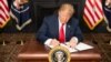Le président Donald J. Trump signe une ordonnance sur les sanctions contre l'Iran, le 5 août 2018. 
