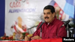 Presiden Venezuela Nicolas Maduro berbicara di depan pendukungnya di Caracas, 15 November 2017.