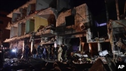 Orang-orang berkumpul setelah serangan ledakan di daerah Sayyida Zeinab, 10 kilometer selatan Damaskus, Suriah, sebagai ilustrasi. (Foto: AP)