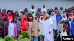 Presiden Nigeria Muhammadu Buhari bertemu dengan para siswi dari Dapchi yang baru dibebaskan oleh penculik, di Abuja, Nigeria, 23 Maret 2018.