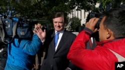 Paul Manafort izlazi iz Federalnog okružnog suda u Vašingtonu 30. oktobra 2017. 