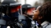 Une manifestante affronte la police lors d'une manifestation à Brooklyn Center, près de Minneapolis dans le Minnesota, le 11 avril 2021.