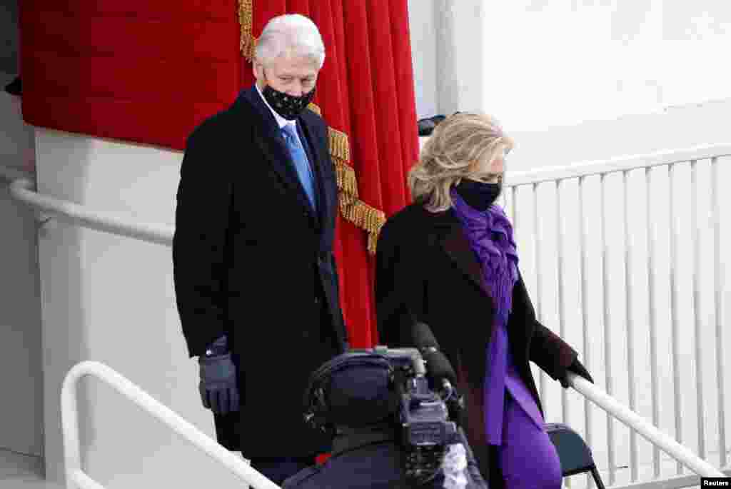 El ex presidente Bill Clinton y la exsecretaria de Estado Hillary Clinton durante la toma de posesión de Joe Biden.