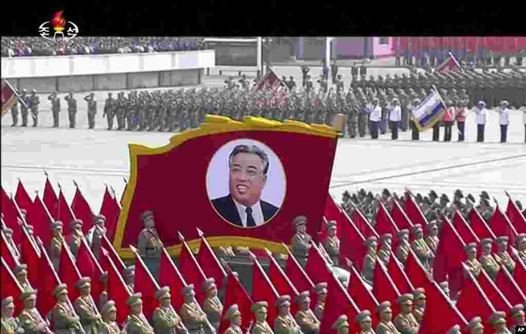 官方電視台KRT視頻圖像顯示,軍人在平壤金日成廣場簇擁著金日成巨像參加閱兵式(2017年4月15日)。