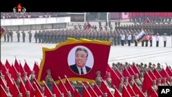 电视上的大阅兵画面。
