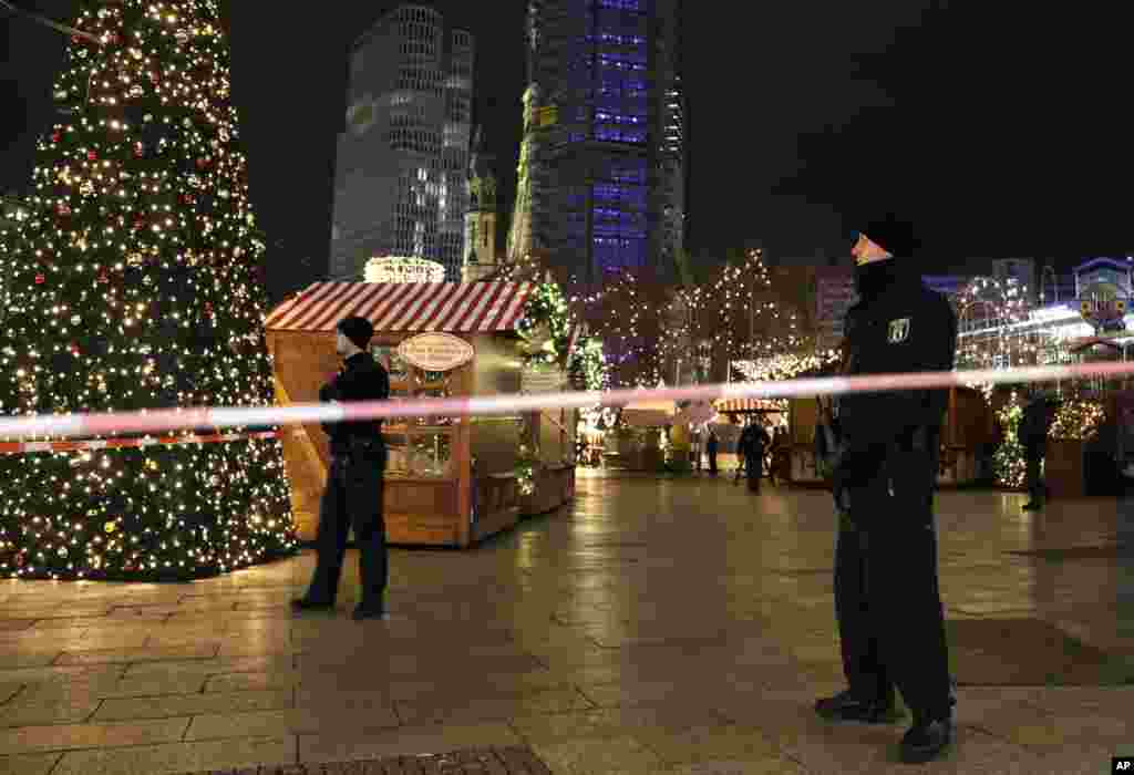 Polisi menjaga sebuah pasar Natal setelah truk sengaja menabrak kerumunan di pasar di Berlin, Jerman, itu. (AP/Michael Sohn)