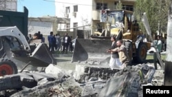 Ledakan bom mobil di luar kantor polisi di Chabahar, Iran, 6 Desember 2018.