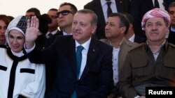 Iroq Kurdistoni rahbari Mas'ud Barzoniy (o'ngda) Turkiya Bosh vaziri Rajab Toyyib Erdo'g'an bilan, Diyorbakir, Turkiya, 16-noyabr, 2013-yil.