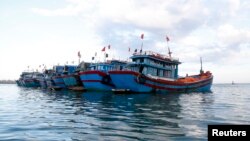 រូបឯកសារ៖ ទូកនេសាទ ចត​នៅ​ជិត​កោះ Ly Son ក្នុង​ខេត្ត Quang Ngai ភាគកណ្តាល​ប្រទេស​វៀតណាម កាលពី​ថ្ងៃទី១ ខែកក្កដា ឆ្នាំ២០១៤។