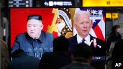 韩国首尔地铁水西站内播放的有关朝鲜领导人金正恩和美国总统拜登的电视新闻。(2021年3月26日)
