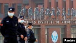 El personal de seguridad vigila fuera del Instituto de Virología de Wuhan durante la visita del equipo de la Organización Mundial de la Salud (OMS) encargado de investigar el origen de la enfermedad por coronavirus, en Wuhan, provincia de Hubei, China, 3 