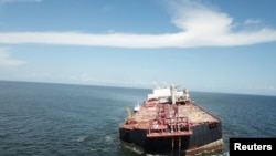 El buque petrolero Nabarima se observa visiblemente inclinado a estribor en esta foto del 16 de octubre de 2020. [Foto: Reuters]