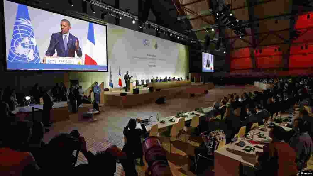 Shugaban Amurka Barack Obama A Babban Allon Talabijin Yana Jawabi Wajan Bude Taron Dumamar Yanayi Na Duniya A Bourget Kusa Da Birnin Paris. Nuwamba 30, 2015. 