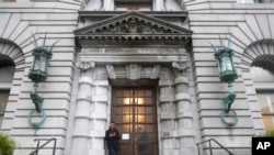 Seorang pria berdiri di luar gedung Pengadilan Banding Sirkuit 9 AS di San Francisco, 9 Februari 2017.
