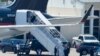 Bivši predsednik Donald Tramp maše sa vrha stepenica dok se ukrcava u svoj avion na međunarodnom aerodromu Palm Beachu, 3. april 2023.